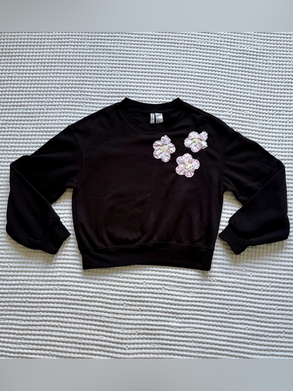NWOT H&M Divided Black Floral Daisy Appliqué Cropped Crewneck Sweatshirt S